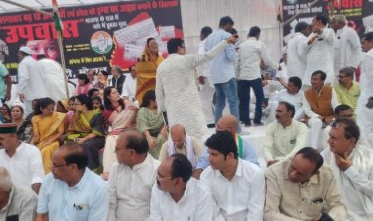 महिला अपराध को लेकर कांग्रेस का सामूहिक उपवास शुरू:पूर्व सीएम कमलनाथ, दिग्विजय, पीसीसी चीफ जीतू पटवारी समेत बड़ी संख्या में कांग्रेसी पहुंचे