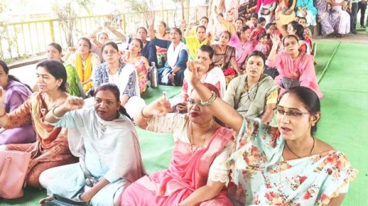 5 सूत्रीय मांगों को लेकर शिक्षकों का हल्ला बोल
