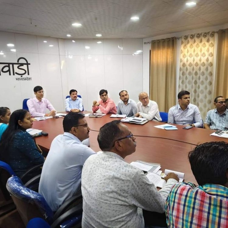 सागर कमिश्नर ने कलेक्टरों से जाना जिले का हाल:त्योहारों पर तैयारियां पूर्ण करने और सीएम हेल्पलाइन की शिकायतों के निराकरण के दिए निर्देश