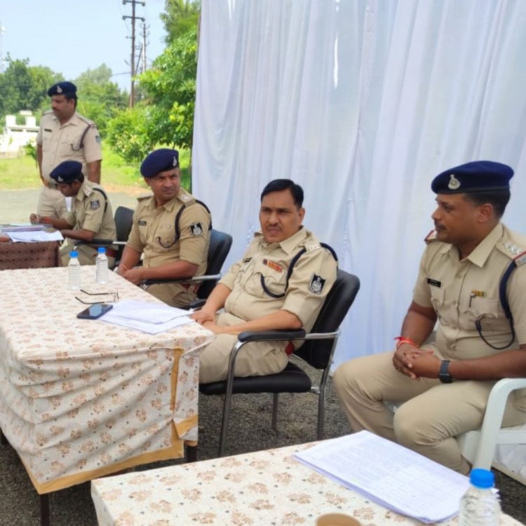 बड़वानी में जन शिकायत निवारण शिविर का आयोजन:नवागत एसपी ने पुलिस अधिकारियों के साथ सुनी लोगों की समस्याएं; जल्द निस्तारण के दिए निर्देश