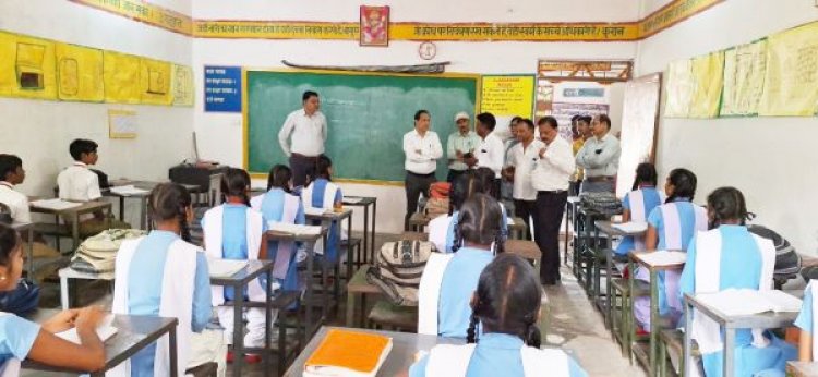 कलेक्टर ने स्कूलों का किया निरीक्षण