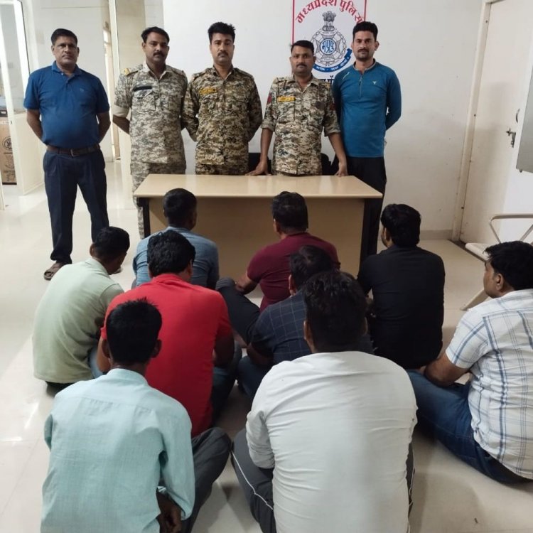 सेवढ़ा थाना पुलिस की जुआ फड़ पर दबिश:9 जुआरी पकड़ाए; 49 हजार कैश, 4 कारें,10 मोबाइल समेत 21 लाख का सामान जब्त