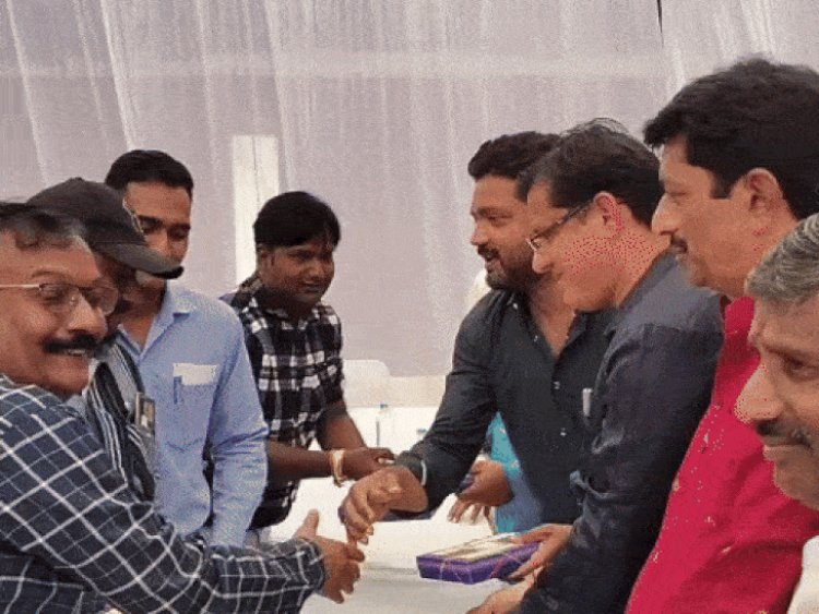 नगर पालिका परिसर में दीपावली मिलन कार्यक्रम:सीएमओ और परिषद ने कर्मचारियों को दी बधाई; मिठाइयां बांटी