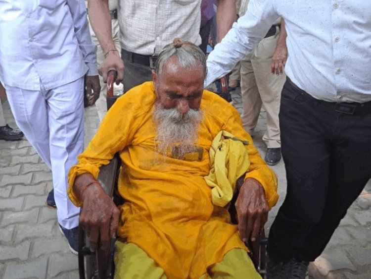जनसुनवाई में पेट्रोल डाल खुद को आग लगाने की कोशिश:सुरक्षा गार्ड ने बुजुर्ग से माचिस छीनी, जमीन बंटवारे की शिकायत करने पहुंचा था