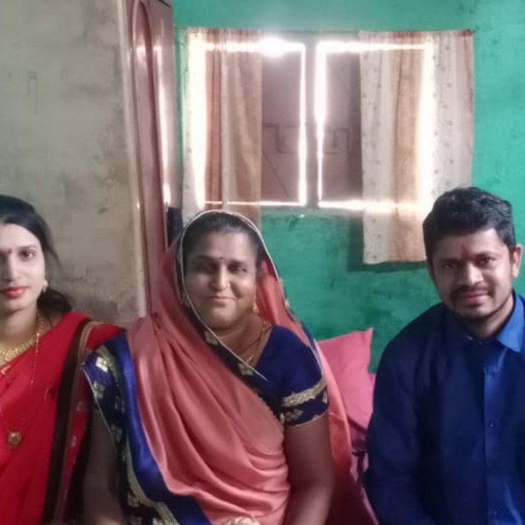 फांसी लगने से शिक्षक की पत्नी की मौत:मां का आरोप- नॉनवेज नहीं बनाती थी इसलिए मार डाला, परिजनों ने SP से की शिकायत