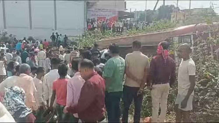 छत्तीसगढ़-बालोद में रेलिंग से टकराकर बस पलटी, दर्जनभर यात्री घायल और 12 नाजुक