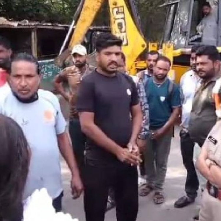 सिरपुर रामसर साइट के पास से हटाए अवैध कब्जे:लोगों ने किया हंगामा; खिजरा पार्क के पास भी सख्ती से चला बुलडोजर