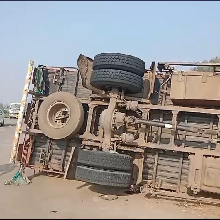 ट्रक में दबने से गाय की मौत:गाय को बचाने में फल से भरा ट्रक पलटा, एक गाय की मौत, बदनावर से सिलीगुढ़ी असम जा रहा