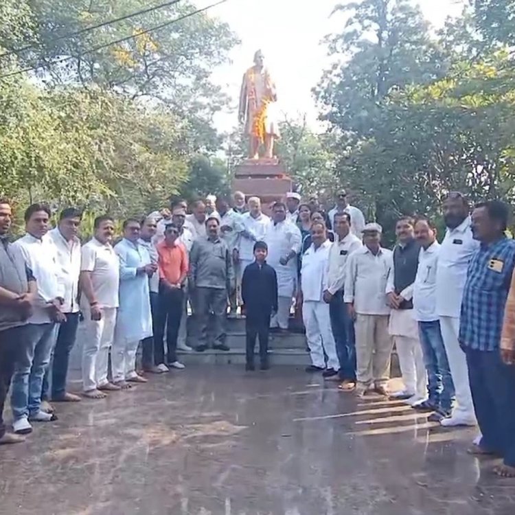 उज्जैन में कांग्रेस कार्यकर्ताओं ने मनाई पं. नेहरू की जयंती:बालोद्यान स्थित नेहरू प्रतिमा पर किया माल्यार्पण, कई स्कूलों में हुए बाल दिवस के आयोजन