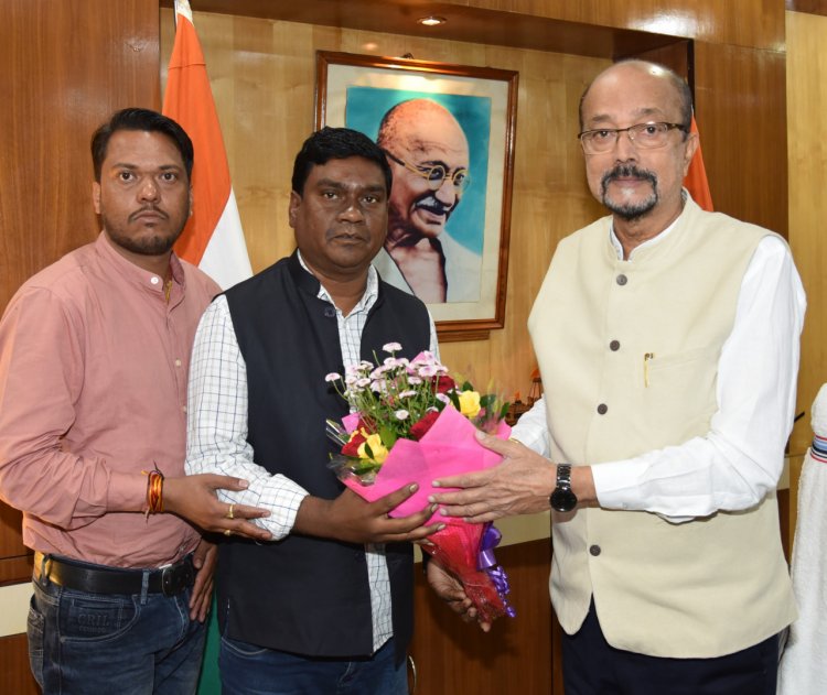 रायपुर : राज्यपाल श्री डेका से वनवासी कल्याण आश्रम कोरबा के अध्यक्ष ने की भेंट