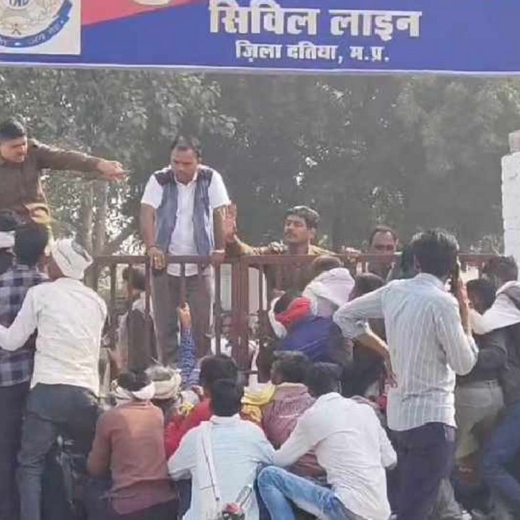 दतिया में डीएपी खाद की किल्लत:किसानों ने लगाया जाम, प्रशासन से जताई नाराजगी