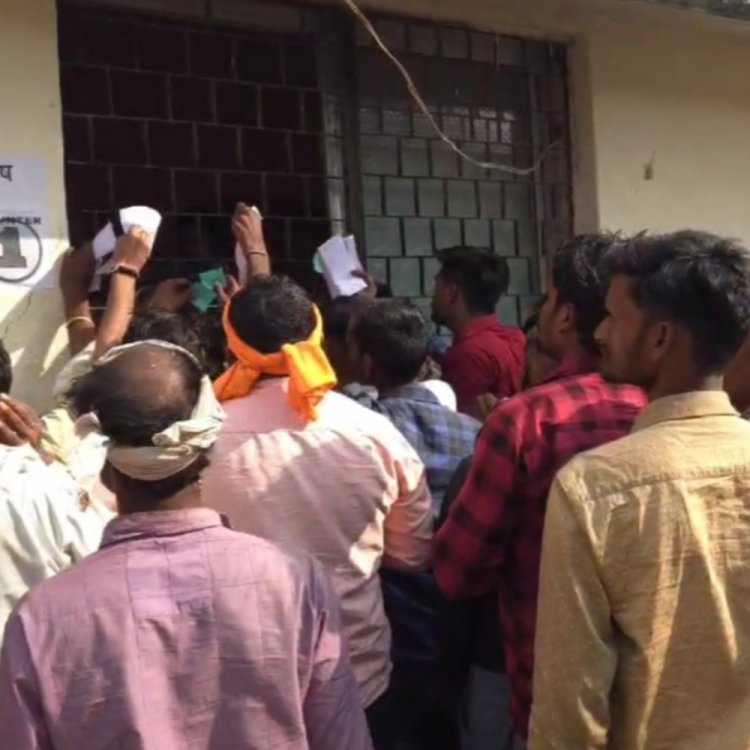 गोदाम प्रभारी के पास से निकले खाद के टोकन:SDM के औचक निरीक्षण में पकड़ाई पेमेंट की पर्चियां; कार्रवाई के लिए भेजा प्रतिवेदन