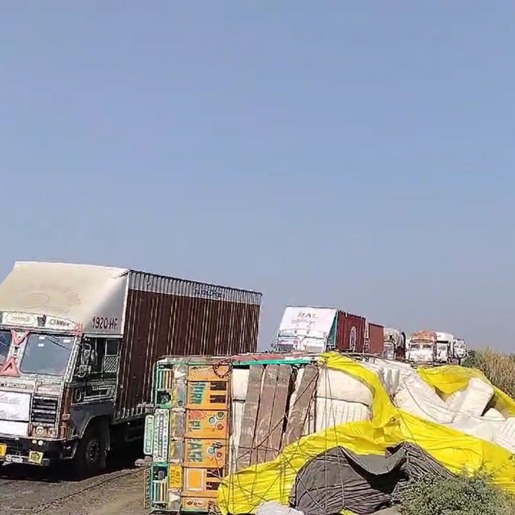रूई से भरा ट्रक पलटा, तीन घंटे लगा रहा जाम:शिवपुरी शहर के बायपास NH-46 पर हादसा; एक साल से बंद पड़ी है हाईवे की एक पट्टी