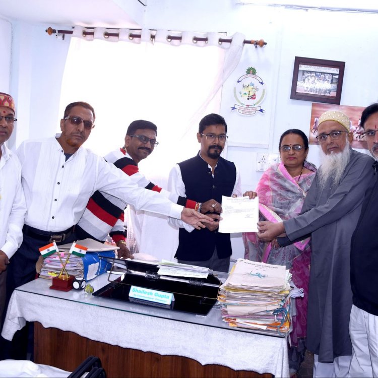 बुरहानपुर के सार्वजनिक स्थानों पर अलाव जलाने की मांग:ताप्ती सेवा समिति ने नगर निगम आयुक्त के नाम सौंपा ज्ञापन