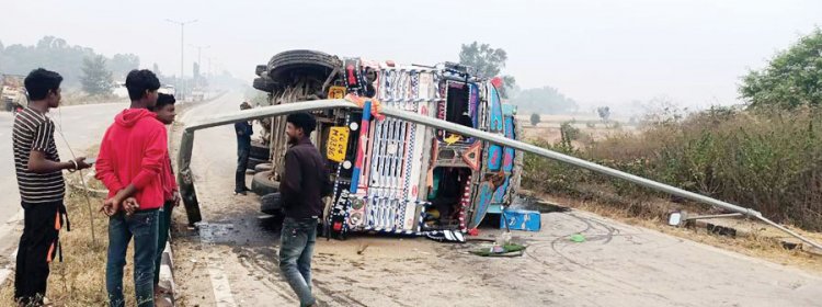 स्ट्रीट लाइट खंभे को ठोकर मारते सडक़ पर पलटा ट्रक.