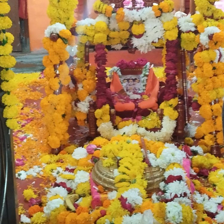 इंदौर में उत्साह से मनी दत्त जयंती:वैशाली नगर स्थित मंदिर में पालने में विराजे बाल स्वरूप दत्त भगवान, कीर्तन हुए
