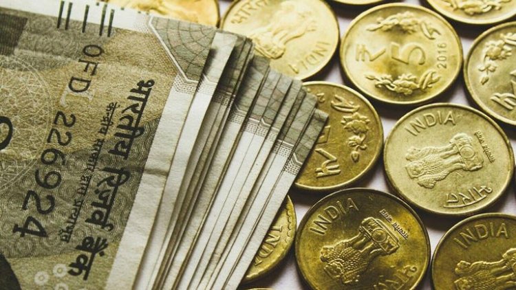 INR बनाम USD: रुपया रिकॉर्ड निचले स्तर पर पहुंचा, 85 डॉलर के पार पहुंचा, क्योंकि यूएस फेड ने 2025 में ब्याज दरों में कटौती के संकेत दिए।