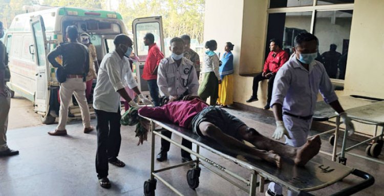 ग्रामीणों से भरी गाड़ी खाई में, 4 मौतें, 35 घायल