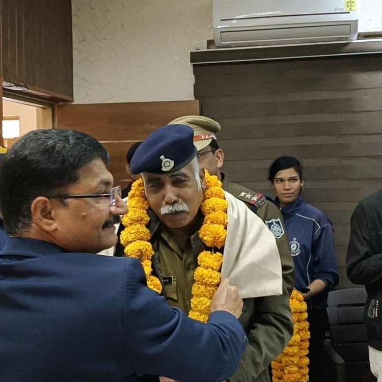 एसपी ने कार को धक्का लगाकर किया विदा:सेवानिवृत्त हुए पुलिस अधिकारियों को दिया फेयरवेल, शॉल-माला पहनाकर किया सम्मान