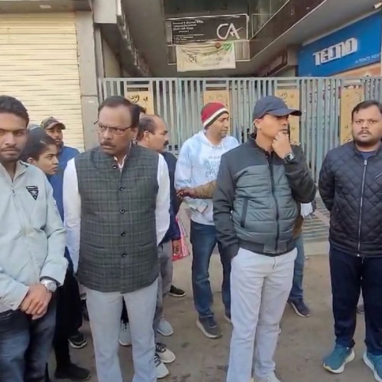 नई सड़क में गड्ढे देख भड़के कलेक्टर:इंजीनियर को दी चेतावनी, विदिशा में अतिक्रमण और अवैध निर्माण पर कार्रवाई के दिए आदेश