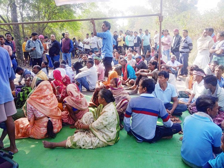 ग्रामीणों के चक्काजाम के बाद अवैध कब्जे पर चला बुलडोजर