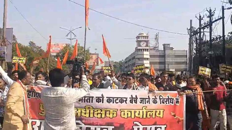 ‘गौ हत्या बंद हो…’ के नारों से गूंजा रायपुर : गौकशी और गौ तस्करी के विरोध में सर्व हिंदू समाज ने किया प्रदर्शन...