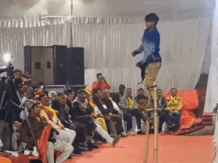 मुरैना में घुमंतू समाज का चल समारोह निकला:बांस पर युवक के पारंपरिक नृत्य ने आकर्षित किया, महिलाओं ने भी दी रंगारंग प्रस्तुति