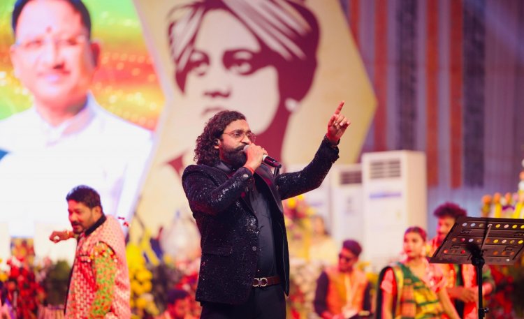 रायपुर : छत्तीसगढ़ी फिल्म और संगीत उद्योग के उभरते सितारे अनुराग शर्मा ने युवाओं में जमाया रंग.
