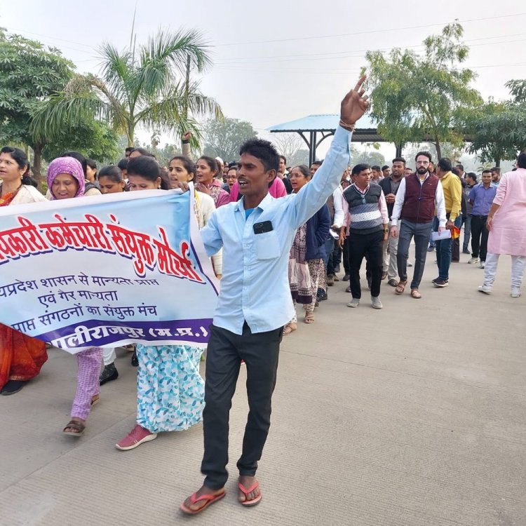 प्रदेश में पुरानी पेंशन योजना लागू करे सरकार:आलीराजपुर में कर्मचारियों ने रैली निकालकर SDM को सौंपा ज्ञापन