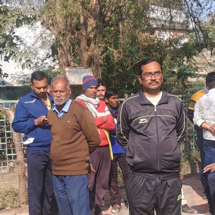 स्कूल की जर्जर दीवार गिरी, दिव्यांग किशोर की मौत:हैंडपंप पर पानी पीने गया था, ग्रामीणों बोले-शिकायत के बाद भी नहीं हुई कार्रवाई