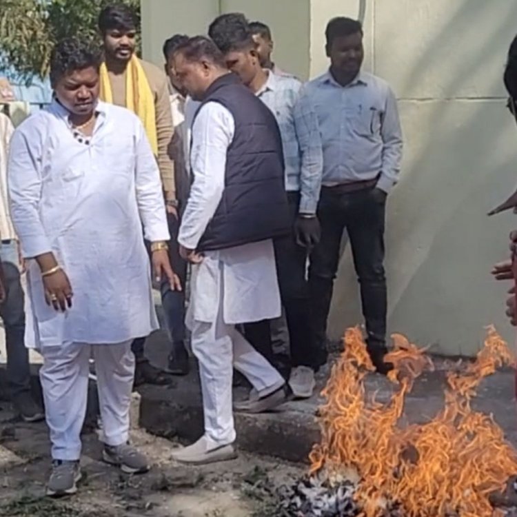 बैतूल में जयस ने जलाया वन विभाग का पुतला:आदिवासियों की जमीन पर कब्जे का आरोप; राज्यपाल के नाम साैंपा ज्ञापन
