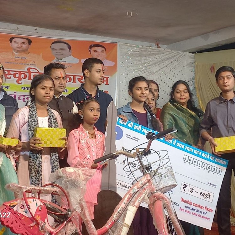 गरीब बच्चों की पढ़ाई के लिए सरपंच की पहल:गणतंत्र दिवस पर मेधावी छात्रों को स्कूटी, लैपटॉप और मोबाइल बांटी