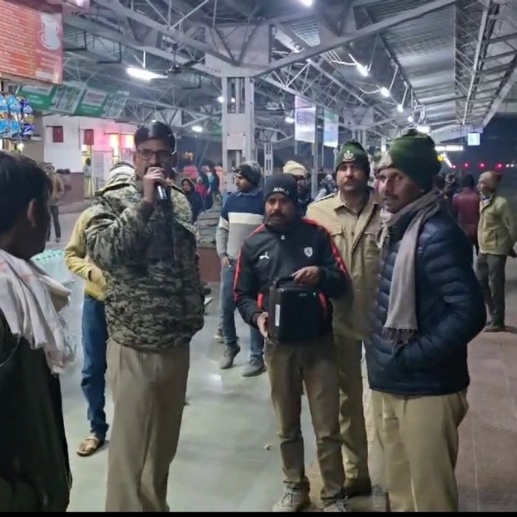 कुंभ यात्रियों के हंगामे के बाद सुरक्षा व्यवस्था सख्त:एक ट्रेन रद्द; छतरपुर, खजुराहो और हरपालपुर स्टेशन पर पुलिस तैनात; उपद्रवियों पर केस
