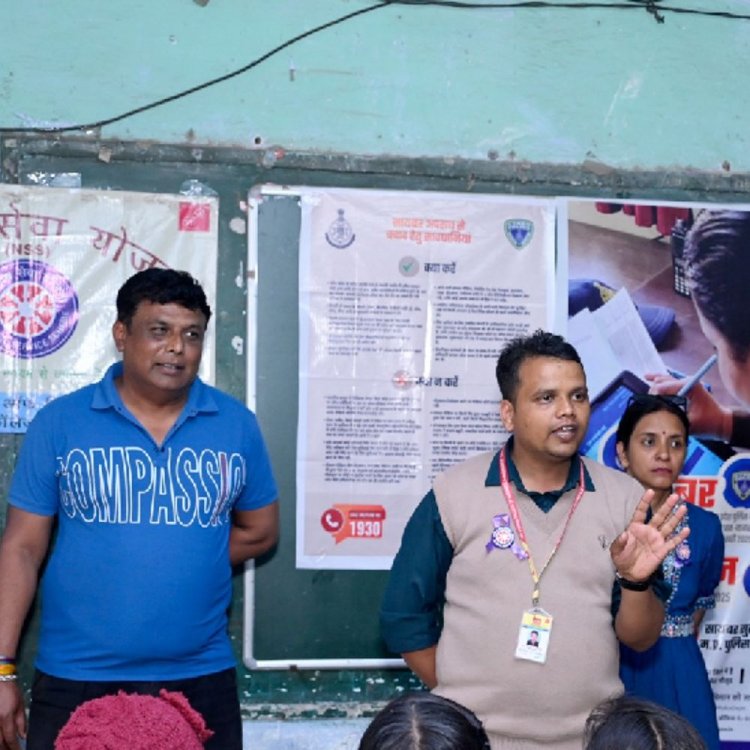 शासकीय माध्यमिक विद्यालय ​​​​​​​में साइबर जागरूकता कार्यक्रम:ईंटखेड़ी थाना पुलिस ने बताए सुरक्षा टिप्स, 1930 हेल्पलाइन की दी जानकारी