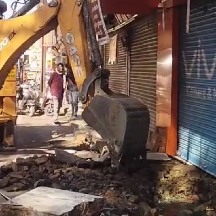 देवास के एमजी रोड पर निगम की कार्रवाई:पीपलीबाजार से तहसील चौराहे तक हटाया अवैध अतिक्रमण