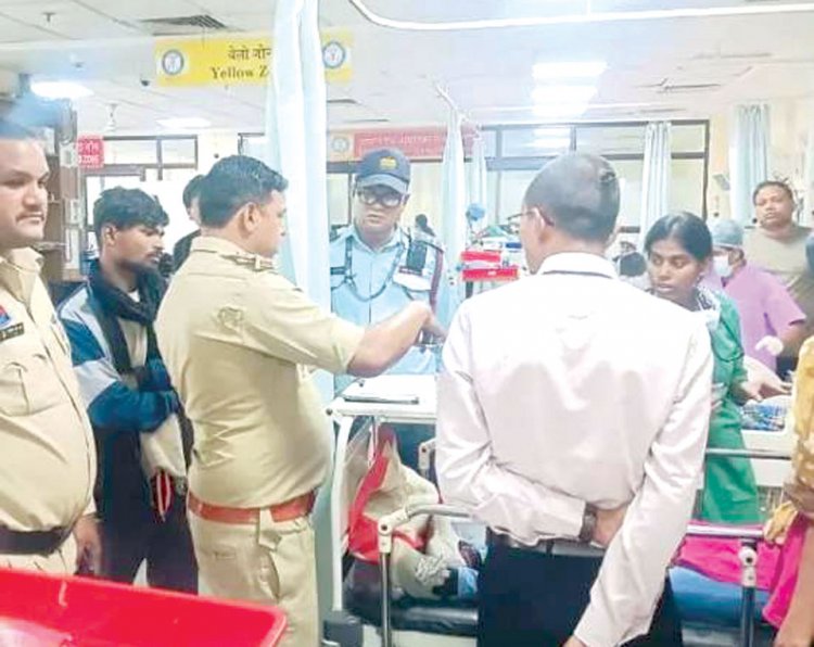 तेज रफ्तार बस ने सडक़ किनारे खड़े लोगों को ठोकर मारी, 10 घायल