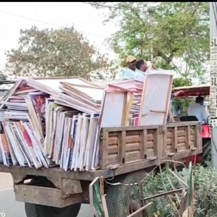 नीमच में स्वच्छता सर्वेक्षण की तैयारी तेज:डिवाइडरों और चौराहों पर रंगाई-पुताई का काम जारी, नपा ने मुख्य मार्गों से हटाए अवैध होर्डिंग्स और बैनर