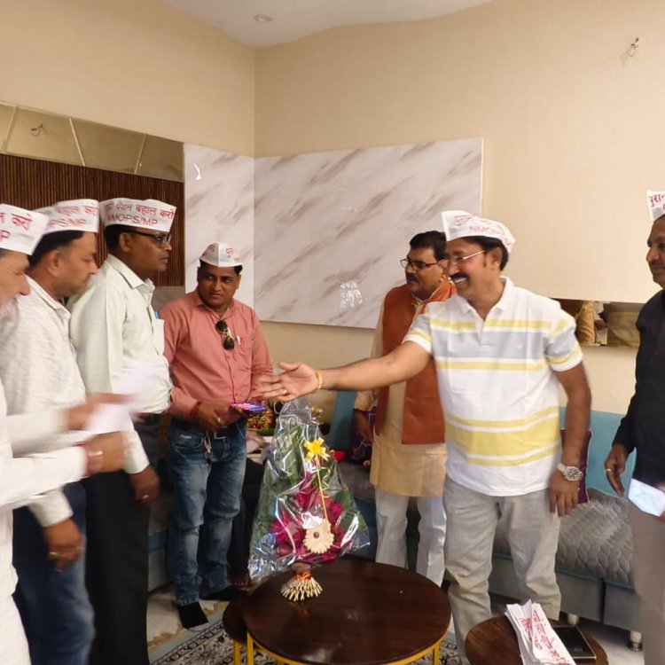 NMOPS के प्रांतीय संयोजक ने सांसद को सौंपा ज्ञापन:कहा-पुरानी पेंशन बहाल करने की मांग प्रधानमंत्री के समक्ष रख दें और पूरी भी कराएं