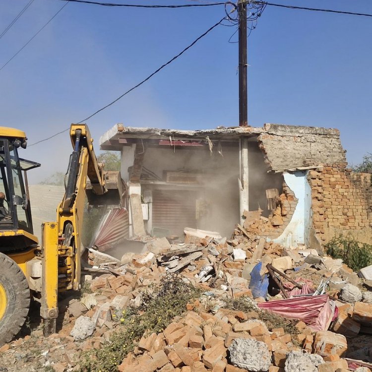दमोह में गौ हत्या के बाद प्रशासन की बड़ी कार्रवाई:अवैध अतिक्रमण हटाने का अभियान दूसरे दिन भी जारी, पुलिस-प्रशासन मौके पर मौजूद