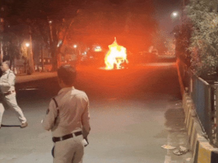 कटनी में चलती कार में अचानक लगी आग, जलकर राख:चेकिंग पॉइंट पर धुआं देख ड्राइवर समेत तीन लोगों ने भागकर बचाई जान