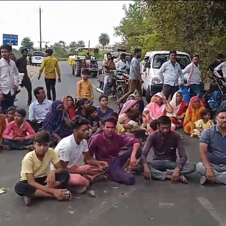 गुरुधाम कॉलोनी में 10 दिन से नहीं आई बिजली:परेशान लोगों ने विदिशा रोड पर किया चक्का जाम; एक घंटे तक फंसी रहीं गाड़ियां